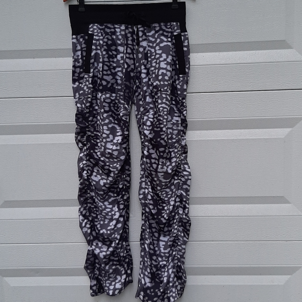 Kyodan Gray leopard print rushed stretch pants size S